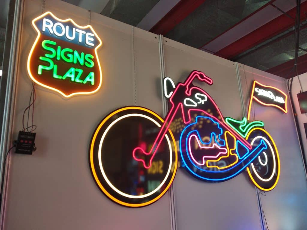 Rótulos con neón LED fabricados a medida para negocio